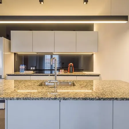 Minimal Interior Design / Metro Station / Luxury B Apartamento