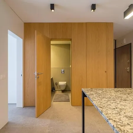 Minimal Interior Design / Metro Station / Luxury B Apartamento Sofía
